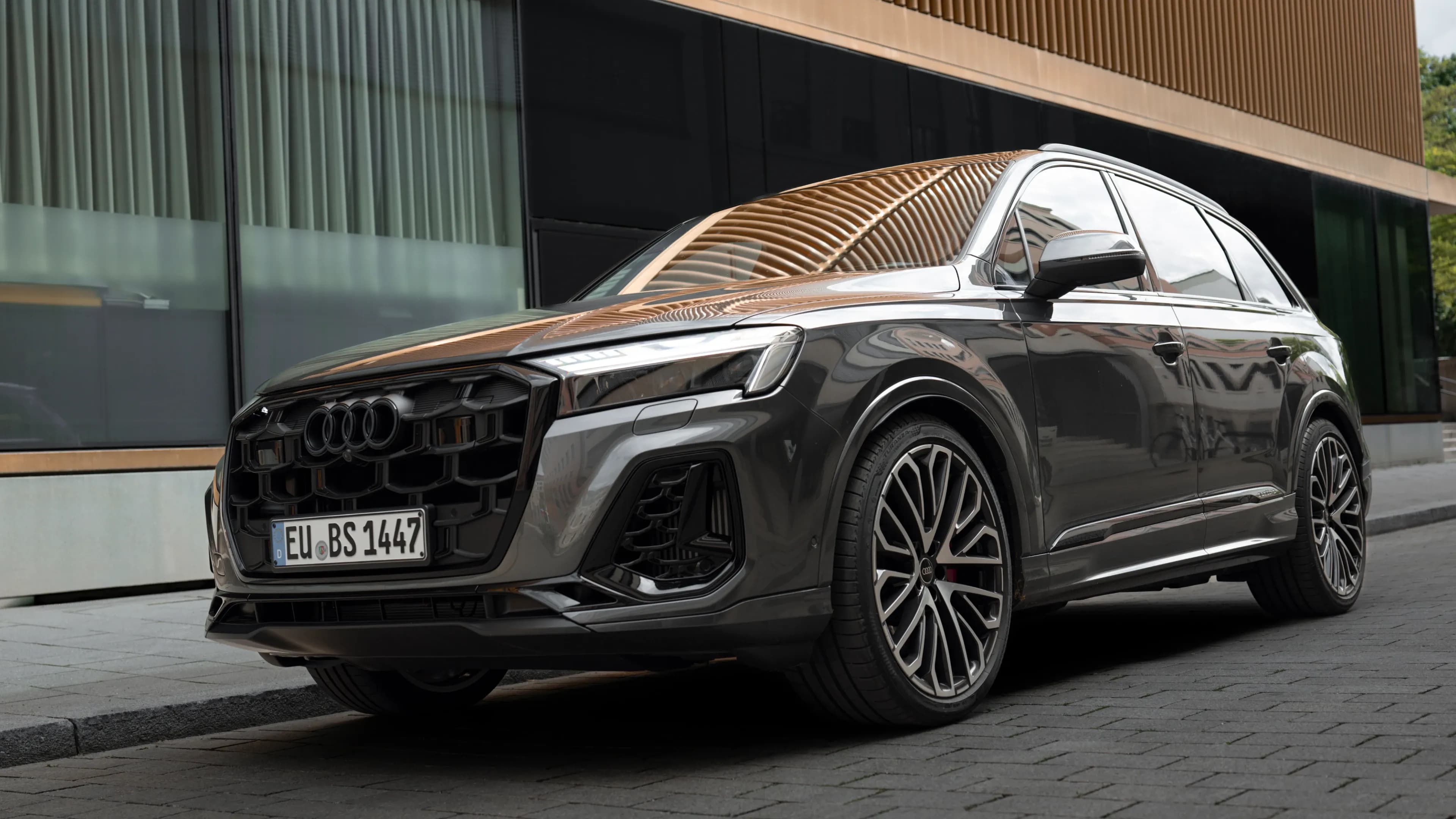 Luxury car rental Munich: Grey Audi SQ7 from Mosaik Motors in front of the Lenbachhaus.