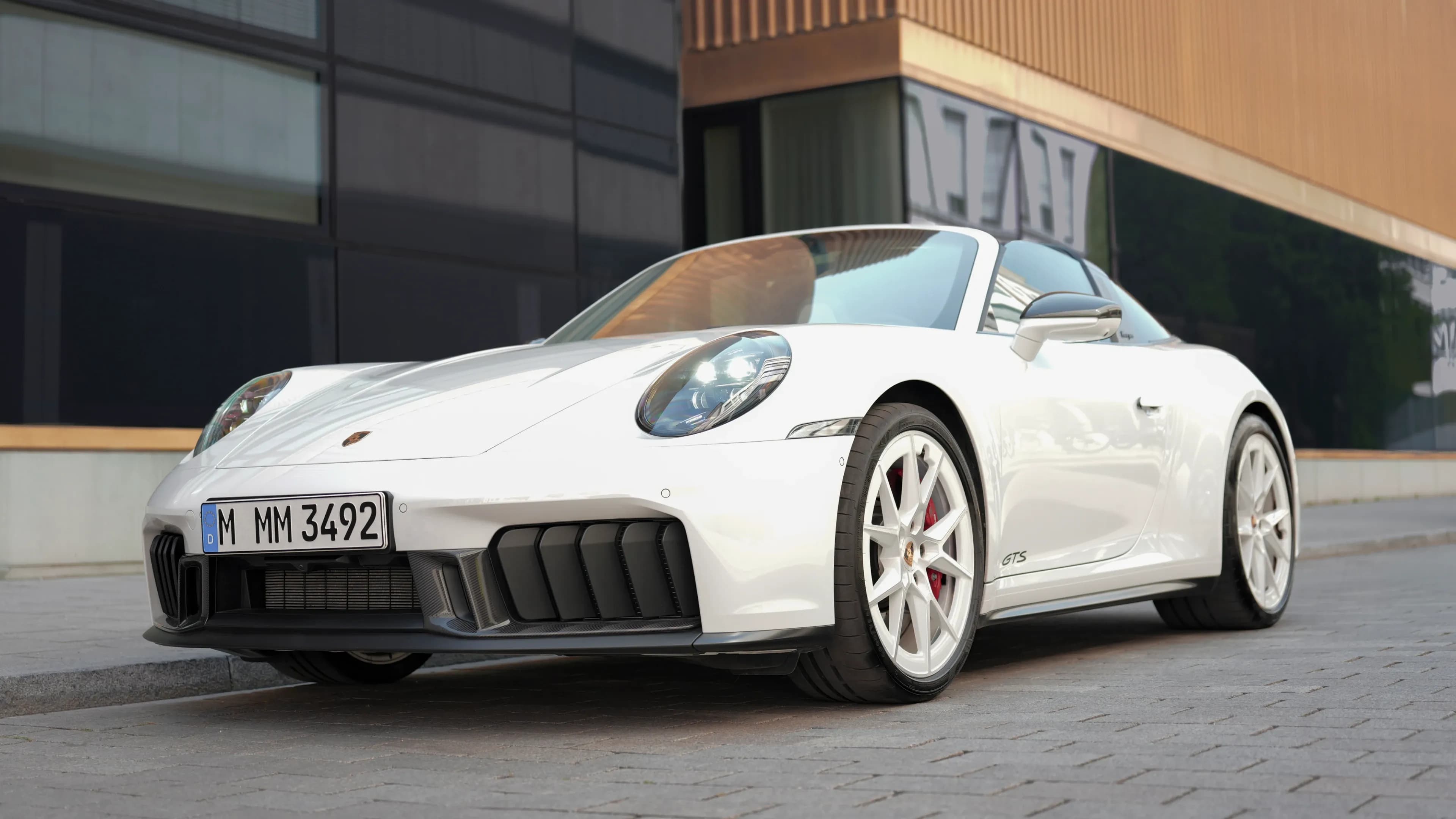Rent a Porsche 911 Targa 4 GTS in Chalk White at Mosaik Motors – exclusive sports car rental in Munich.
