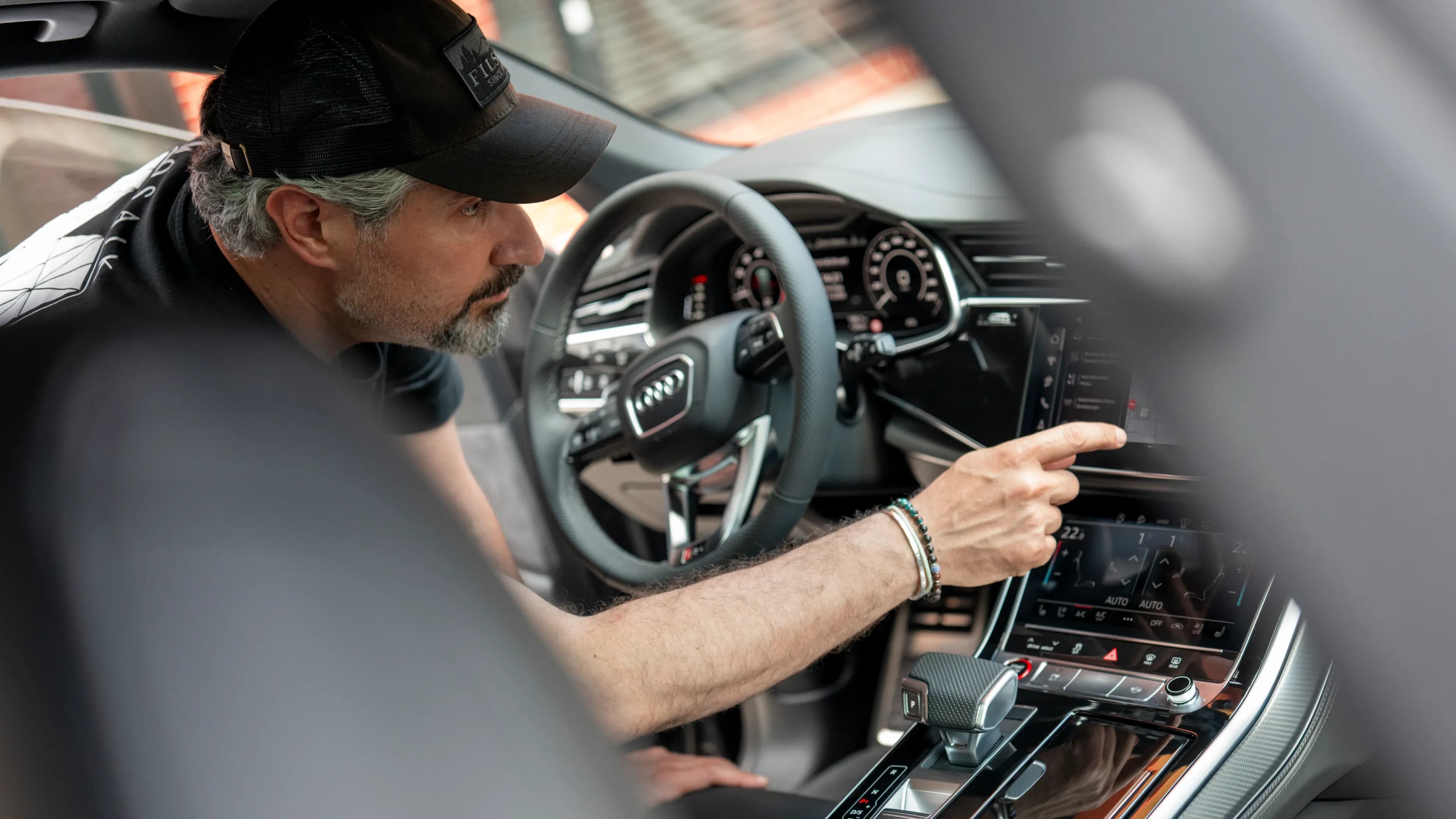 Exclusive car delivery service by Mosaik Motors: Personal vehicle briefing and custom setup for the customer during handover in Munich.