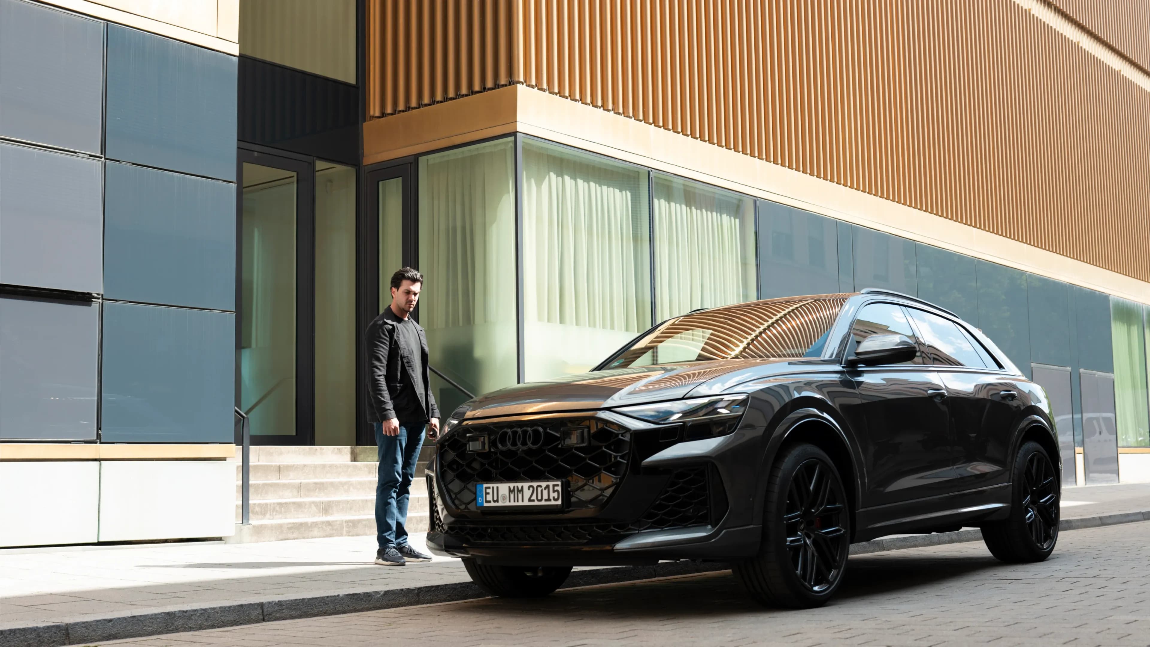 Luxusautovermietung München: Ein sportlicher Audi RS Q8 von Mosaik Motors am Königsplatz vor dem Lenbachhaus.